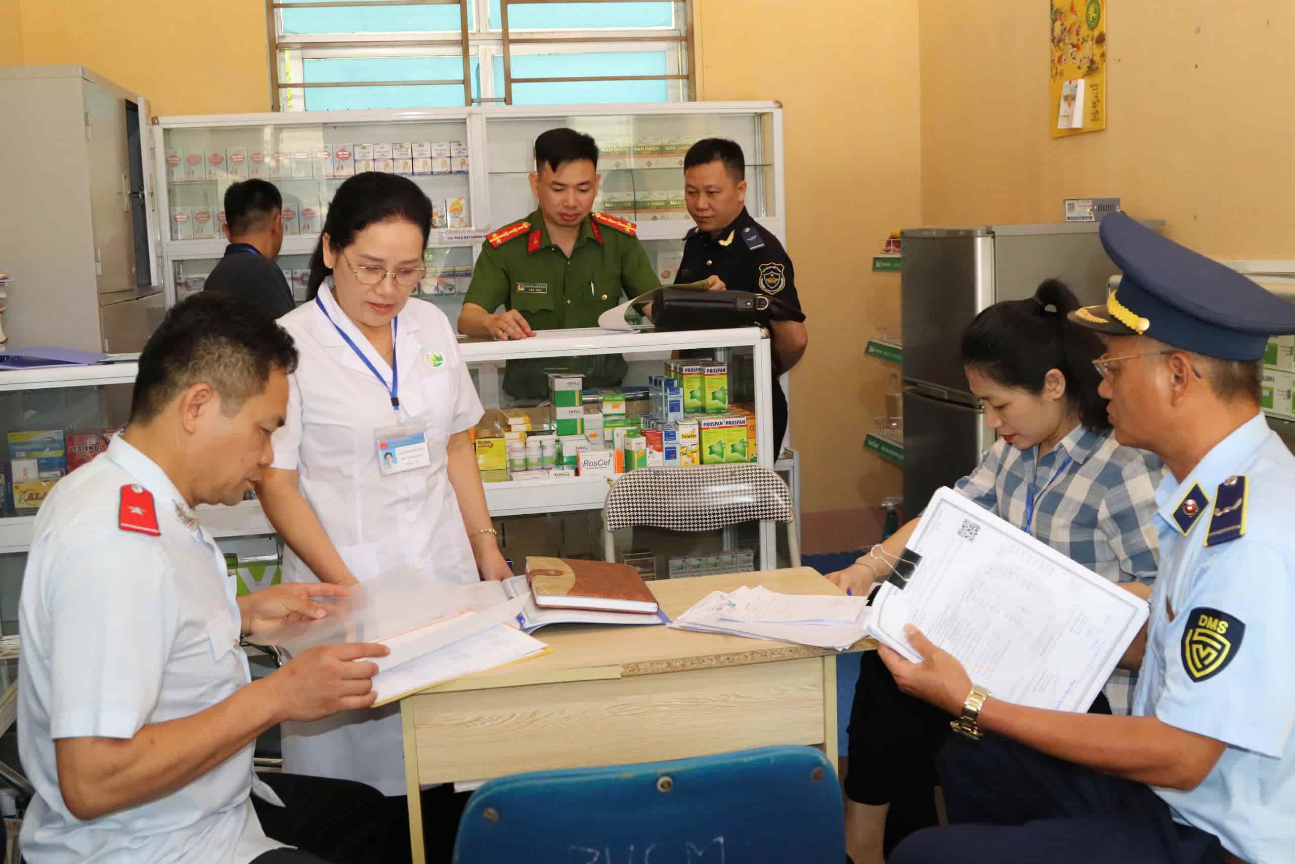 손라성 기능 부대가 지역 내 의약품 및 건강 기능 식품 사업장을 검사하고 있습니다. 사진: 민 응우옌