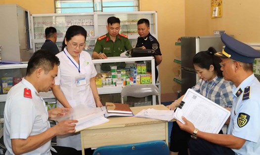 Lực lượng chức năng tỉnh Sơn La tiến hành kiểm tra các cơ sở kinh doanh thuốc, thực phẩm chức năng trên địa bàn. Ảnh: Minh Nguyễn