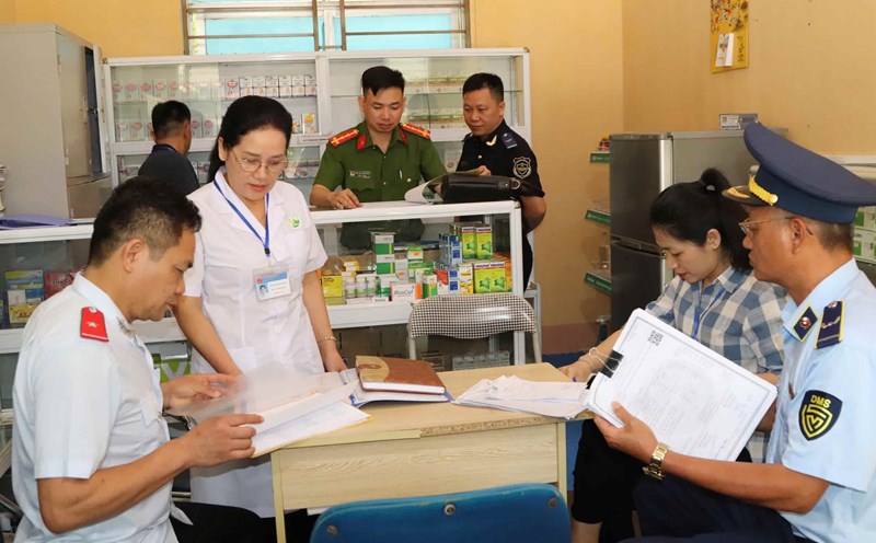 Son La provincial authorities conduct inspections of drug and functional food businesses in the area. Photo: Minh Nguyen