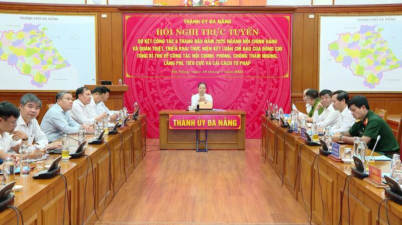 Hoi nghi truc tuyen cua Ban Noi chinh Trung uong so ket cong tac 6 thang dau nam 2025 ngve cong tac noi chinh, phong, chong tham nhung, lang phi, tieu cuc va cai cach tu phap tai diem cau Da Nang. Anh: Thanh uy Da Nang