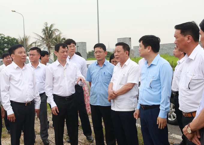 Doan cong tac cua Bo Y te va lanh dao tinh khao sat dia diem du kien xay dung co so 2 Truong Dai hoc Y Duoc Thai Binh. Anh: Cong TTDT tinh Hung Yen