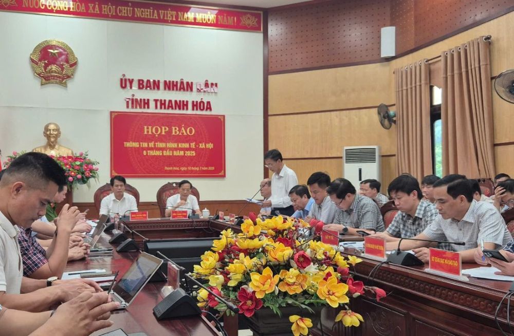 Thanh Hoa성 인민위원회 사무실 부실장 Hoang Van Thi 씨가 2025년 상반기 예산 수입 및 경제 지표에 대해 보고하고 있습니다. 사진: X.H