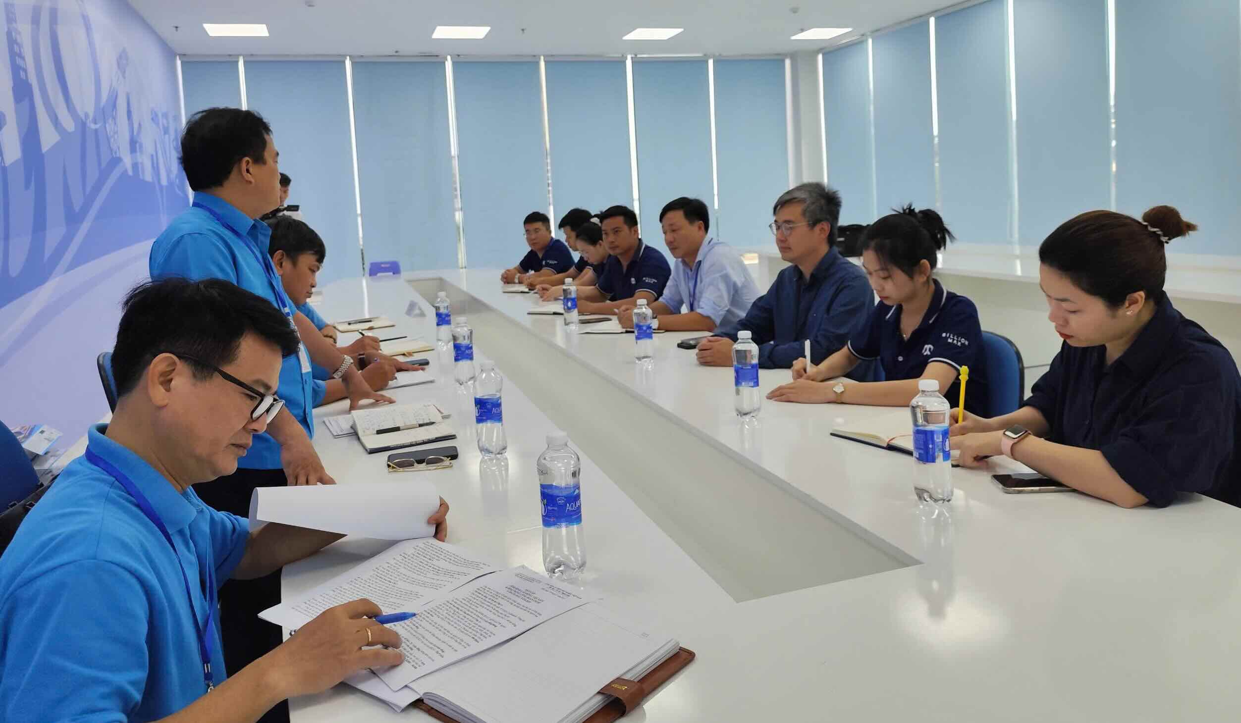 Hue City Labor Federationは、草の根の草の根の10億のマックスとキム・ロングモーターでの労働状況を把握し、扱いました。写真：色相労働組合