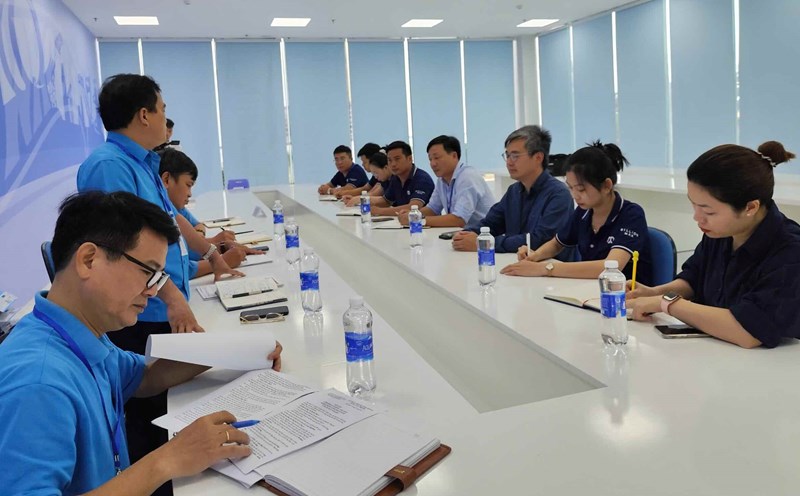 The Hue City Labor Federation visited, worked, and grasped the labor situation at the Trade Union of Billion Max and Kim Long Motor Company. Photo: Hue Trade Union
