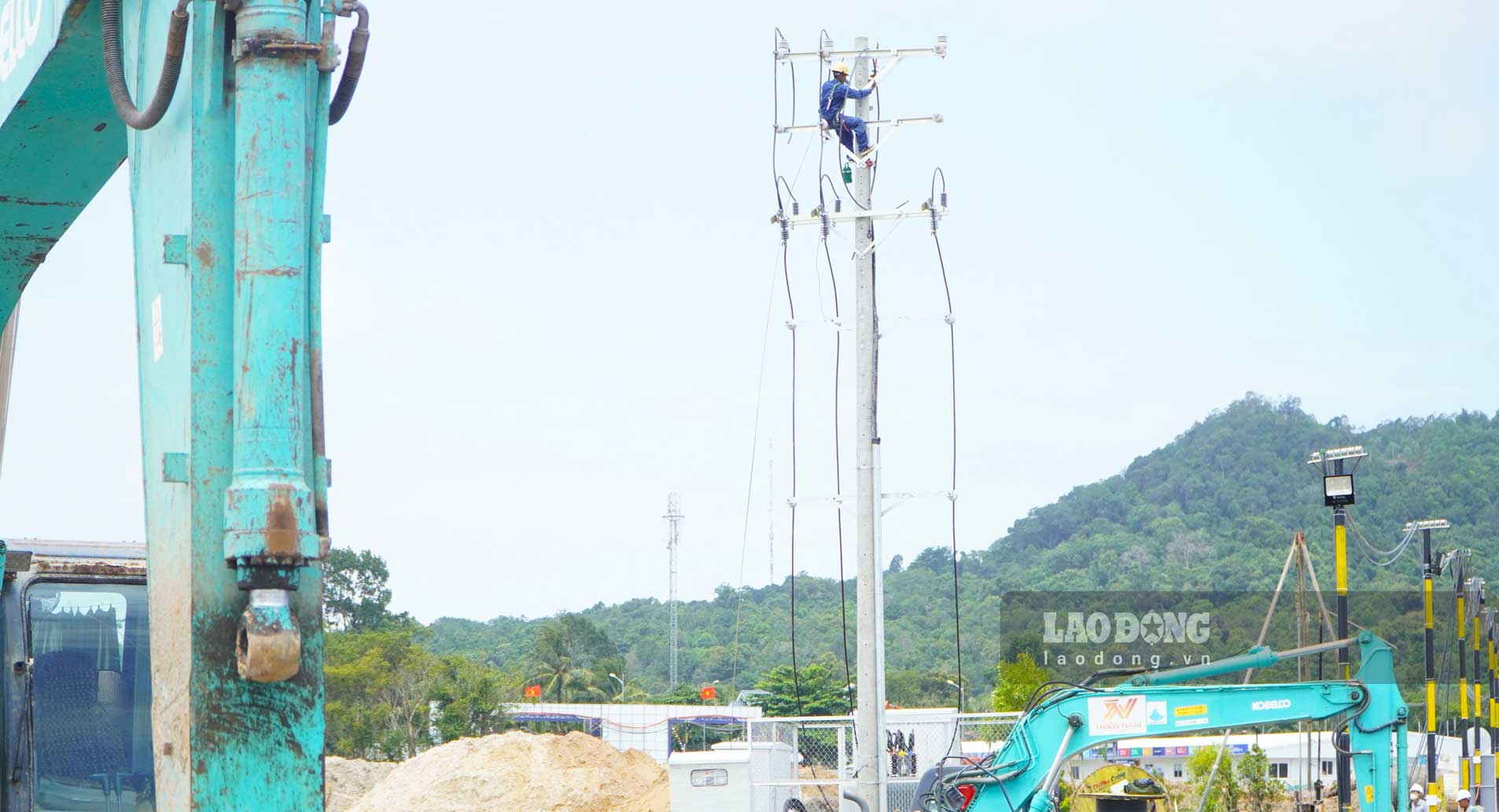 Du an mo rong Cang Hang khong quoc te Phu Quoc do Cong ty Co phan Cang Hang khong Mat Troi dau tu, tong von 22.000 ti dong, thoi gian thuc hien 2025 - 2027. Day la cong trinh co tinh chat then chot, can hoan thanh truoc quy 1/2027 de dam bao nang luc tiep don dai bieu quoc te, nang cong suat khai thac len 18 trieu hanh khach/nam.