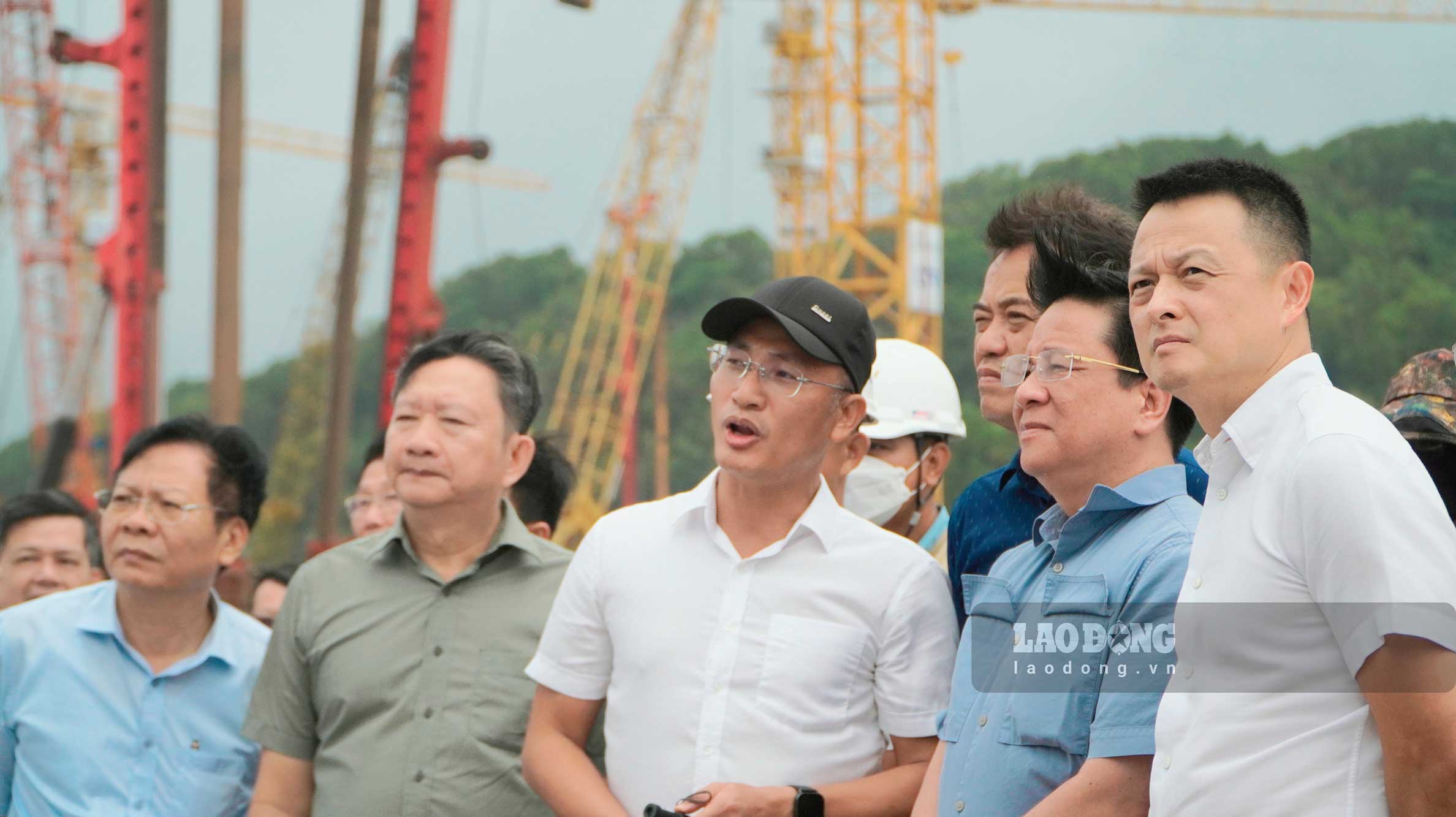 Moi day, Chu tich UBND tinh An Giang Ho Van Mung cung doan cong tac da den khao sat cac du an, lam viec voi cac don vi lien quan. Chu tich UBND tinh An Giang Ho Van Mung yeu cau tap trung day nhanh cac mat cong tac trong do chu trong giai phong mat bang. Cai nao dung cua nguoi dan thi thuc hien dam bao cho ho con khong thi phai quyet liet xu ly.