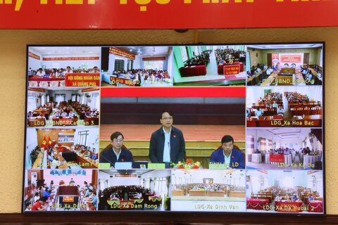 베트남 조국전선 위원회는 성 국회 대표단과 협력하여 50개 코뮌 및 푸꾸이 특별 구역에서 온라인 유권자 접촉을 조직했습니다. 사진: 응우엣 투