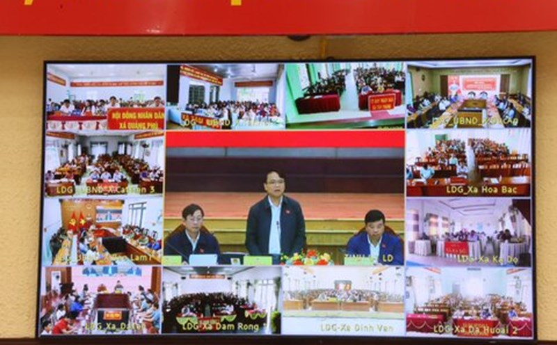 The Provincial Vietnam Fatherland Front Committee coordinated with the Provincial National Assembly Delegation to organize online meetings with voters in 50 communes and special areas of Phu Quy. Photo: Nguyet Thu