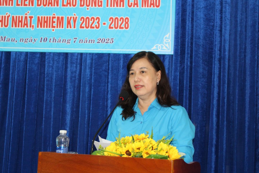 Ba Huynh Ut Muoi - Chu tich LDLD tinh Ca Mau - phat bieu tai Hoi nghi Ban Chap hanh LDLD tinh lan thu nhat. Anh: Thieu Vu