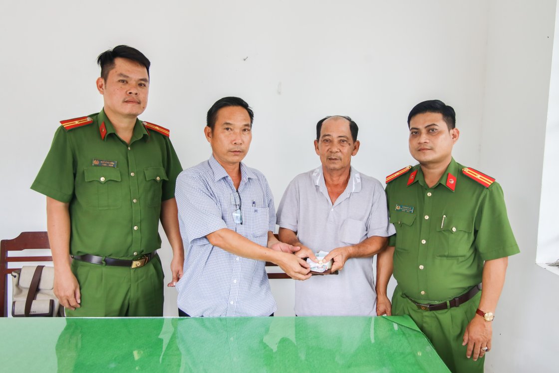 Cong an phuong Hung Phu (TP Can Tho) trao tra tai san cho ong Le Thanh Binh (thu hai tu ben phai qua). Anh: Cong an Can Tho