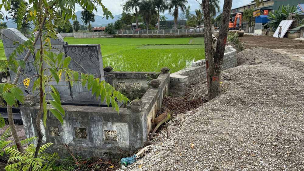 Mot buoc tuong ke duoc dau noi vao tuong bao ve bia di tich. Anh: Van Thanh Chuong