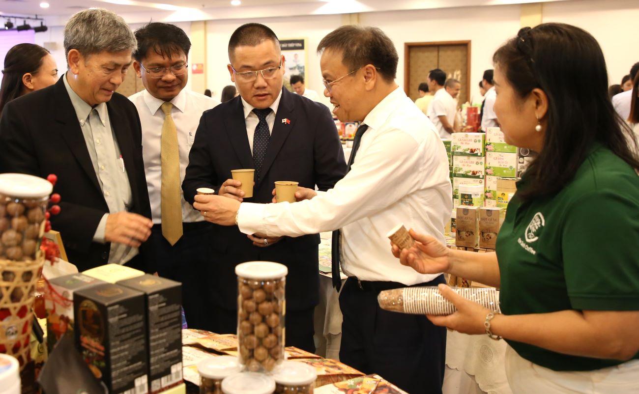 Le Duc Tien 씨(흰색 셔츠) - Quang Tri 지방 인민위원회 부위원장이 태국 기업과 국내 기업에 Khe Sanh 커피를 따르고 있습니다. 사진: Hung Tho