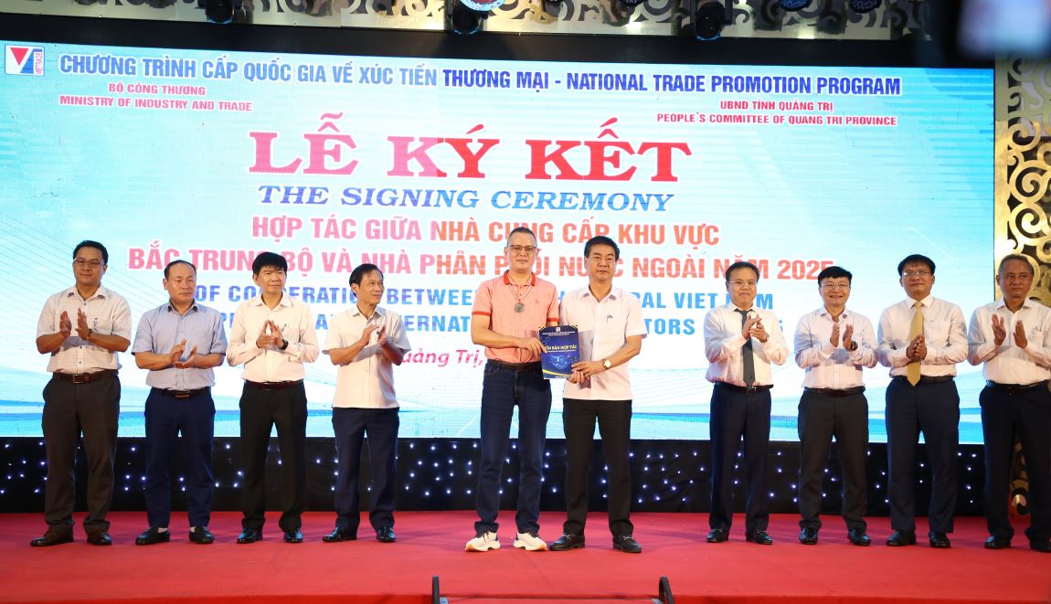 Lanh dao Tong Cong ty Thuong mai Quang Tri (ao trang) ky ket bien ban hop tac voi doanh nghiep den tu Trung Quoc. Anh: Hung Tho 