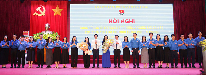 El Sr. Pham Van Lap, subsecretario del Comite del Partido de la Ciudad, presidente del Comite de Frentes de la Patria de Vietnam de la Ciudad, dio flores para felicitar al Comite Ejecutivo de la Union. Foto: Hai Phong E -Portal