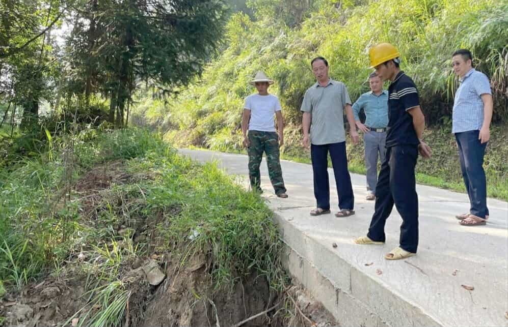 Evacuation d'urgence de 3 menages dans la zone de glissement de terrain a Tuyen Quang. Photo : Hoang Ha