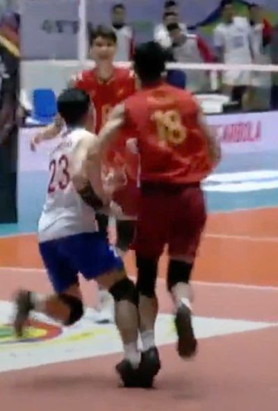Pha va cham giua Cao Duc Hoang va Quoc Du. Anh cat tu video bong chuyen Viet Nam