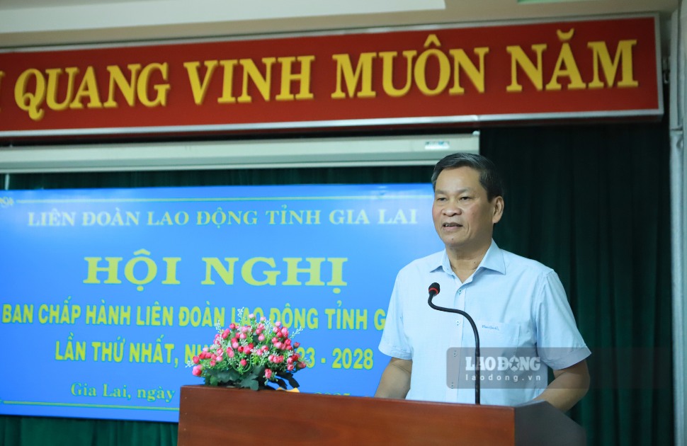 후인 탄 쑤언 베트남 노동총연맹 부위원장이 회의에서 지시하고 있습니다. 사진: 호아이 프엉