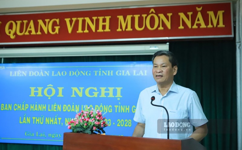 Vice President of the Vietnam General Confederation of Labor Huynh Thanh Xuan directed at the conference. Photo: Hoai Phuong