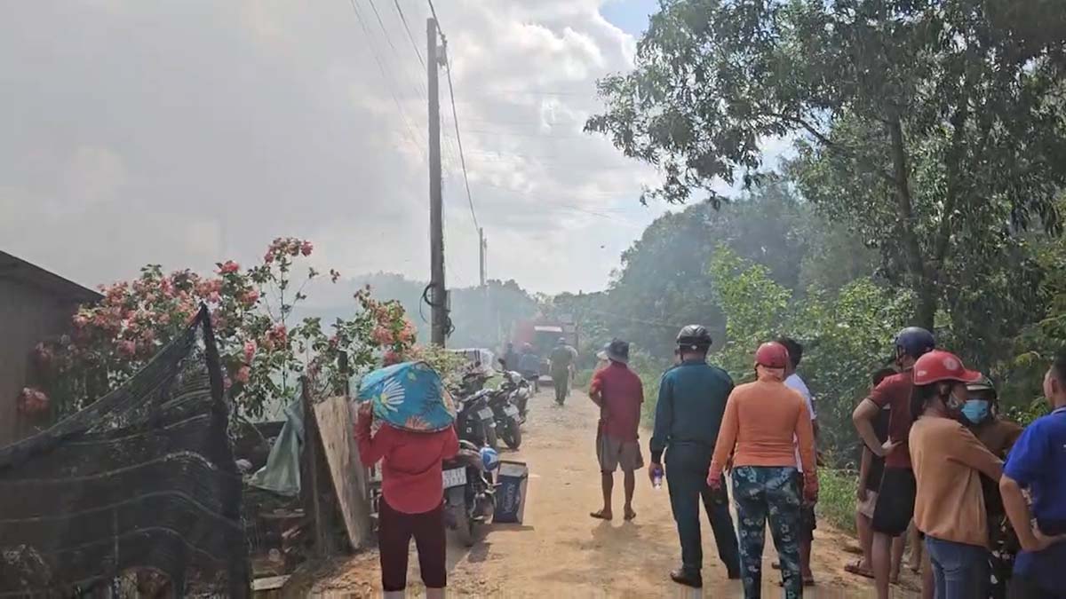 호치민시에서 수천 제곱미터 넓이의 폐기물 처리장 대형 화재 발생.