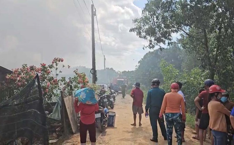 A large fire at a scrap yard of thousands of square meters in Ho Chi Minh City.