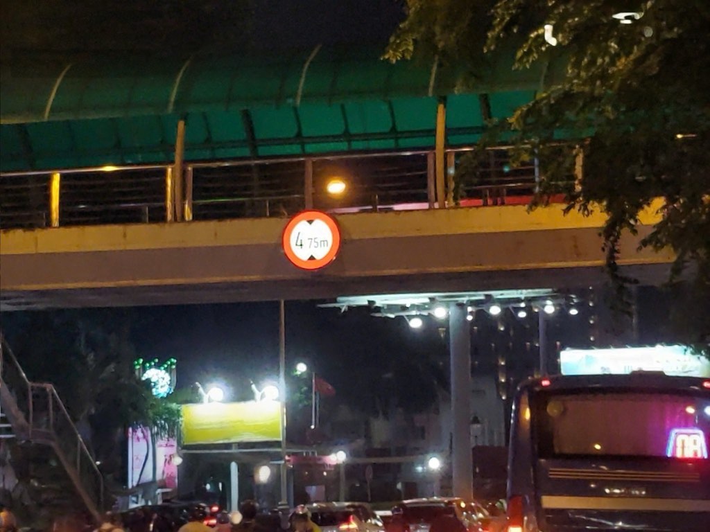 Nhung khu vuc co mat do phuong tien luu thong lon da duoc lap dat bien bao giao thong phat sang. Anh: Anh Tu