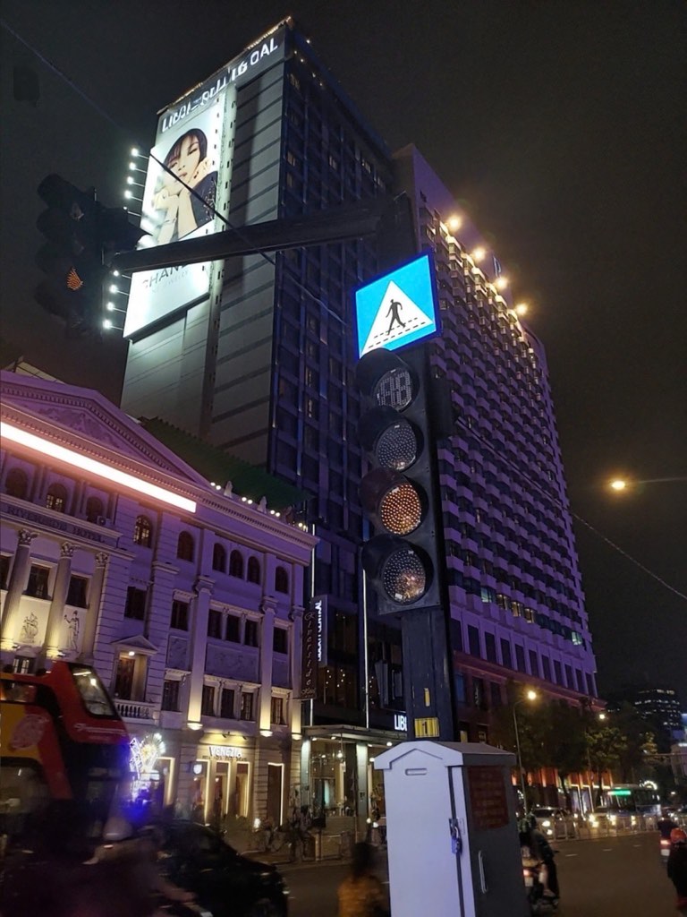 Bien bao phat sang duoc lap dat o khu vuc duong Ton Duc Thang. Anh: Anh Tu