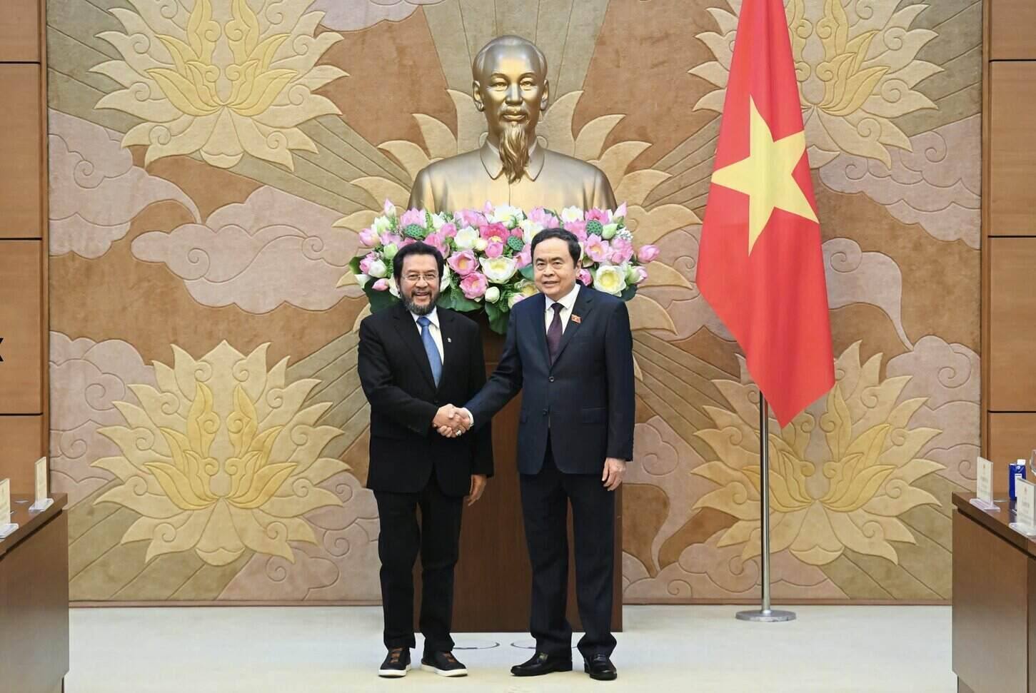 쩐탄만 국회 의장과 인도네시아 지방대표위원회 부의장 요리스 로웨야이. 사진: Quochoi.vn