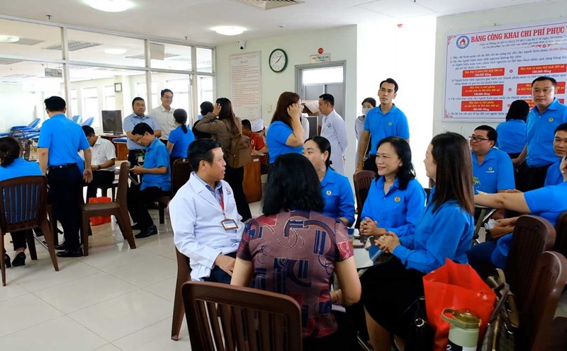 Can Tho Union members and officials wait for their turn to donate blood at Can Tho City Hematology and Blood Transfusion Hospital.