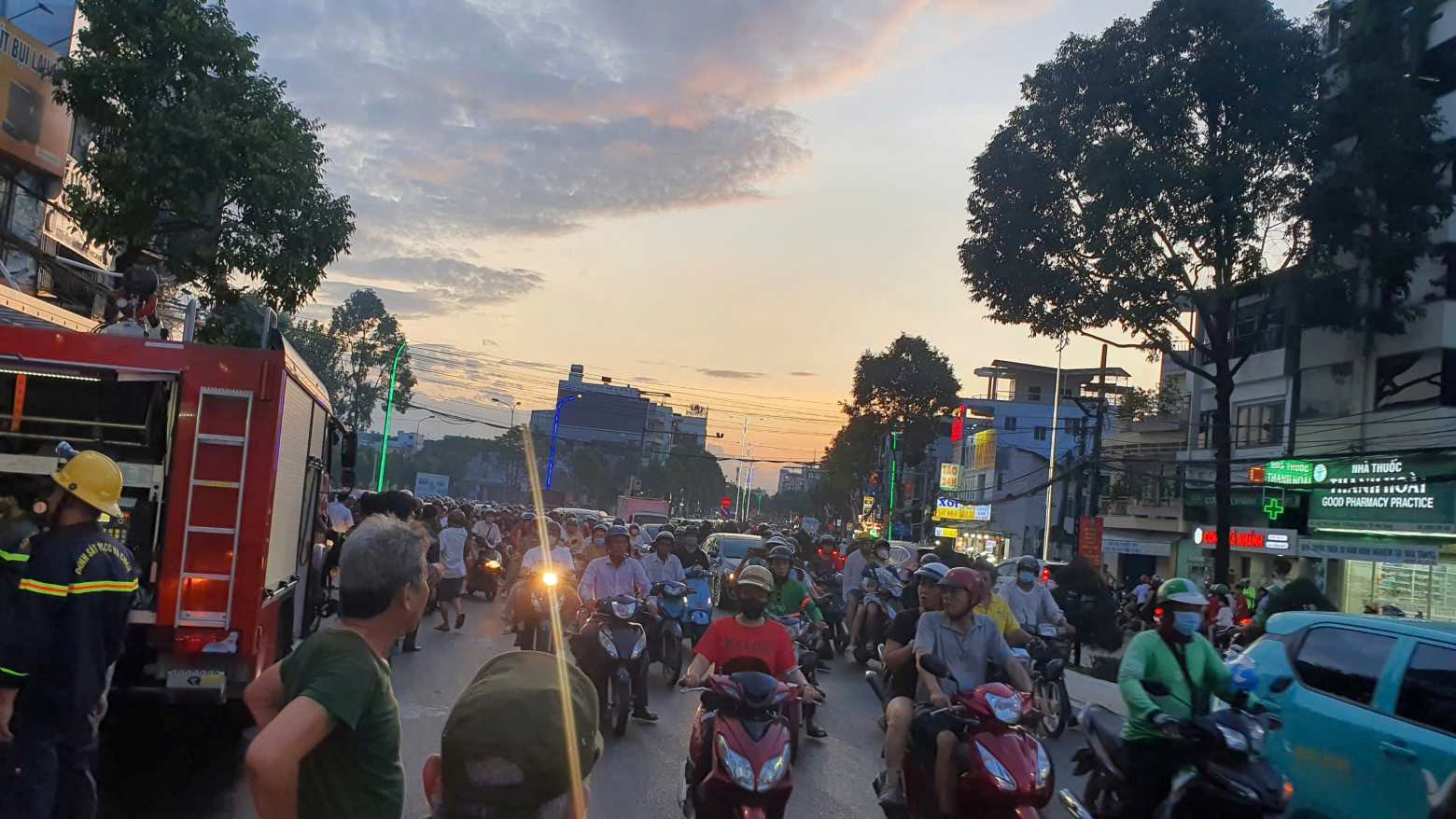 Khu vuc duong Thai Nguyen co rat dong nguoi luu thong thoi diem xay ra chay, khien cong tac chua chay bi han che. Anh: Phuong Linh