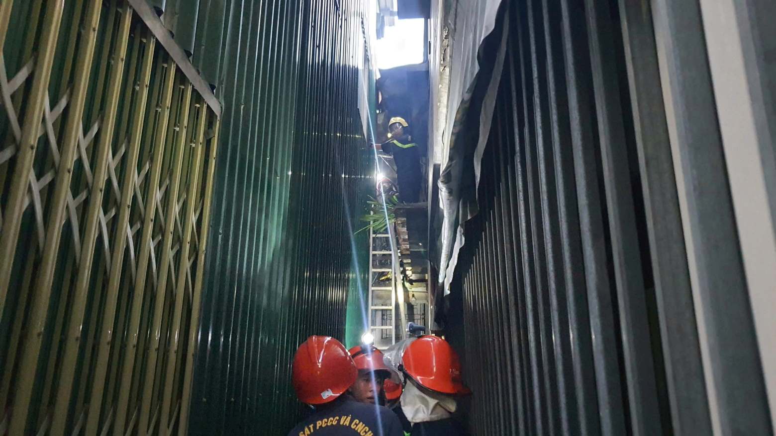 Les pompiers s'efforcent de maîtriser l'incendie provenant d'une maison situee dans une petite ruelle a Khanh Hoa. Photo : Phuong Linh