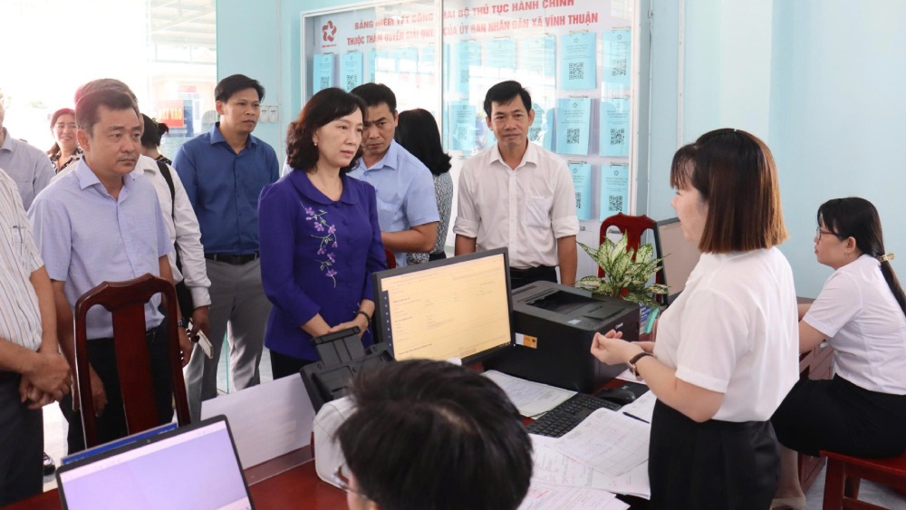 La vice-presidente du Comite populaire provincial d'An Giang Nguyen Thi Minh Thuy enquete au Centre de service administratif public de la commune de Vinh Thuan. Photo : Ngoc Mai