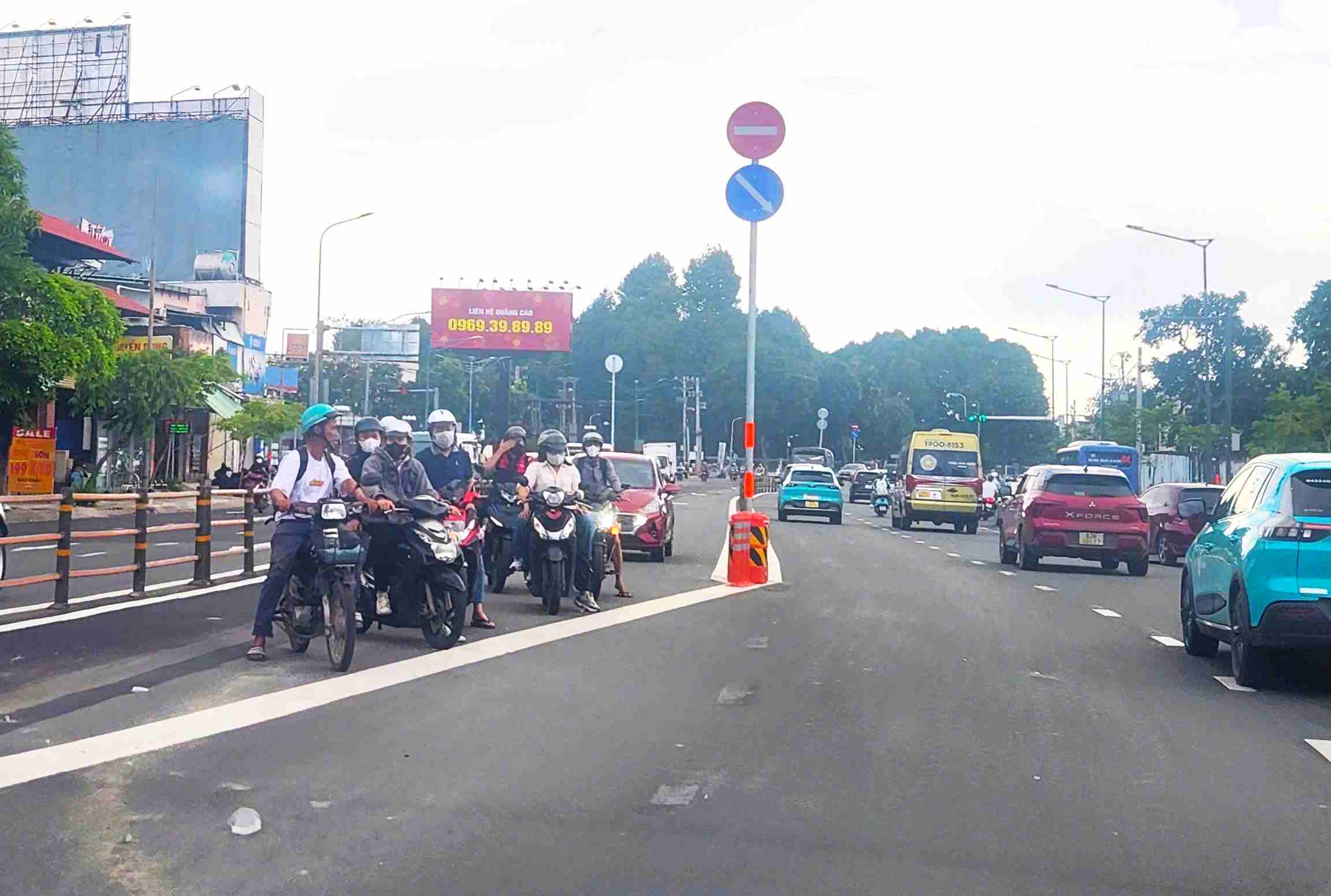 Ho Chi Minh City opens a median strip of Cong Hoa Street for motorbikes to turn left onto the road connecting Tran Quoc Hoan - Cong Hoa to Station T3. Photo: Minh Quan