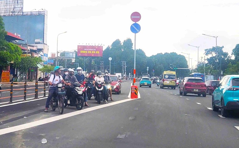 Ho Chi Minh City opens a median strip of Cong Hoa Street for motorbikes to turn left onto the road connecting Tran Quoc Hoan - Cong Hoa to Station T3. Photo: Minh Quan