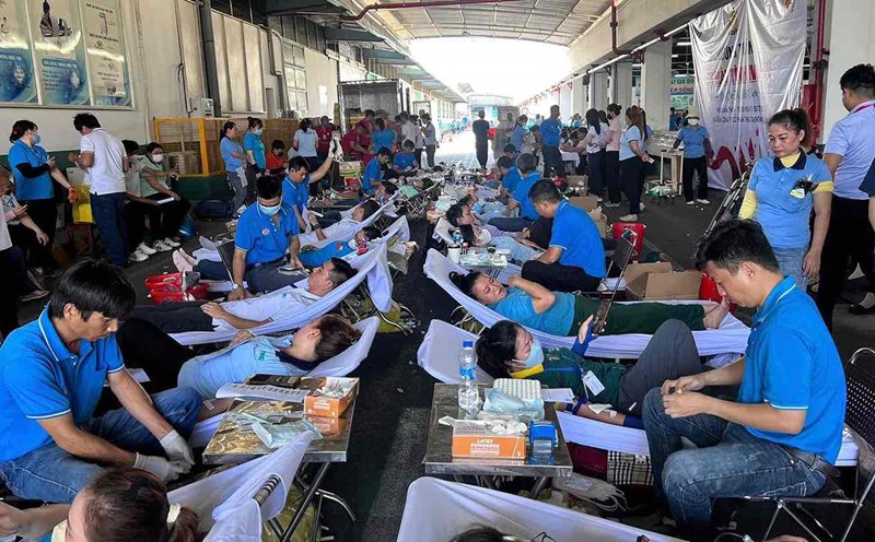 350 officers and employees participated in blood donation. Photo: TKG Taekwang Vina Joint Stock Company's Trade Union