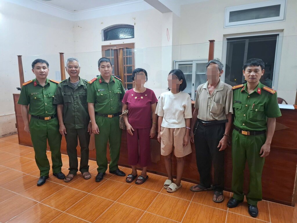 밤에 길을 잃은 우울한 여성이 Thong Nhat 구 경찰에 의해 제때 구조되었습니다. 사진: Phu Tho 성 경찰