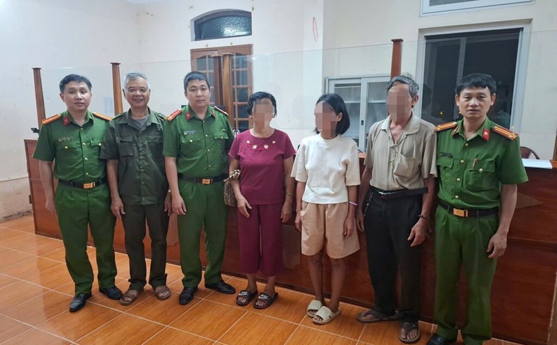 The depressed woman who got lost at night was promptly rescued by Thong Nhat Ward Police. Photo: Phu Tho Provincial Police