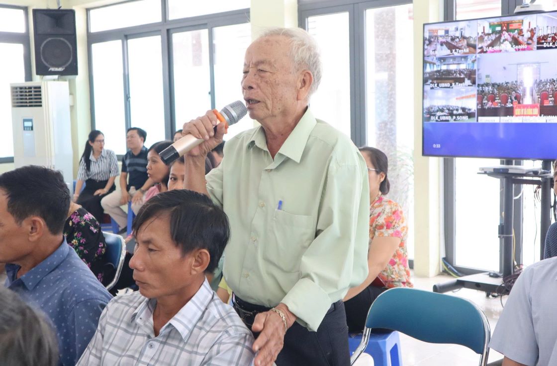 Les electeurs soutiennent lors de la conference. Photo : Thanh Quynh