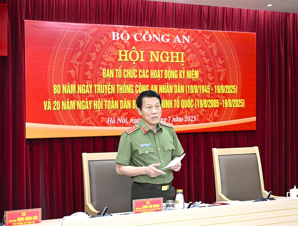르엉땀꽝 공안부 장관이 회의에서 발언하고 있습니다. 사진: 공안부