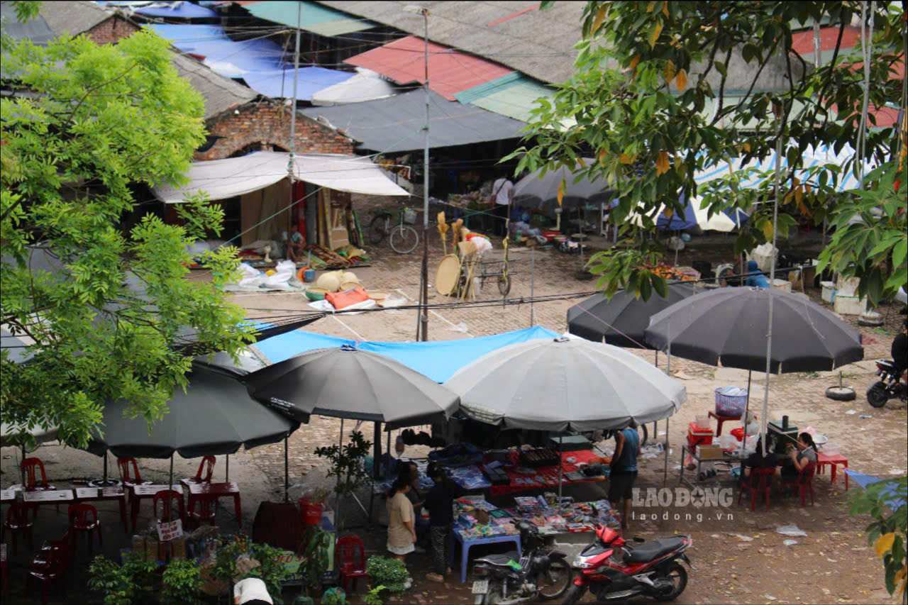 Cho Nom nam o phia truoc chua Linh thong co tu (chua Nom), hop thang 12 phien vao cac ngay co so cuoi la: 1,4,6,9…Ngay tu sang som, cho tap nap nguoi mua ke ban cung tieng tro chuyen huyen nao.