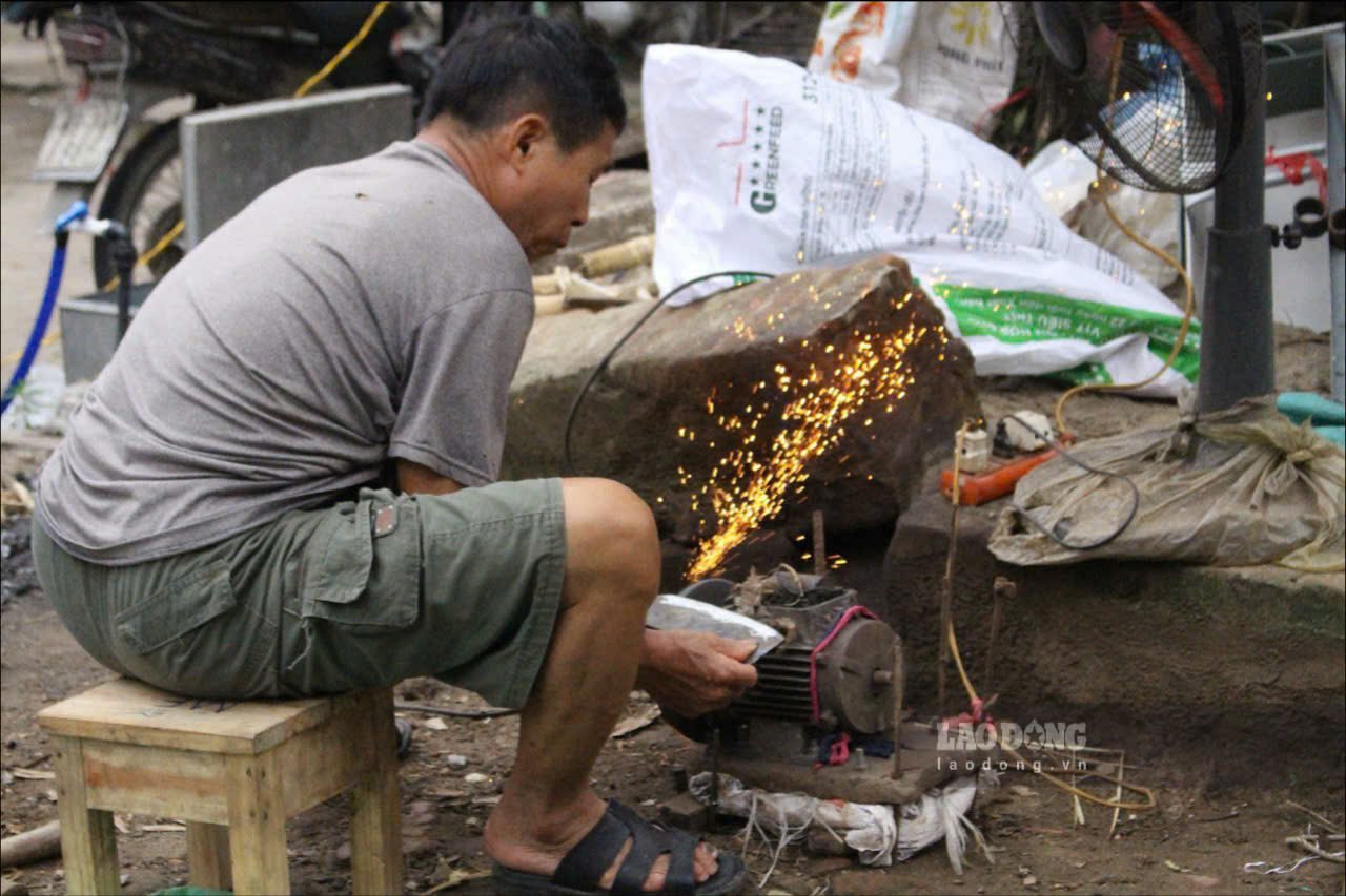 Hang mai dao, mai liem, thay can dao…ban lua do ruc de phuc vu ba con nong dan den nay van xuat hien o cho Nom.