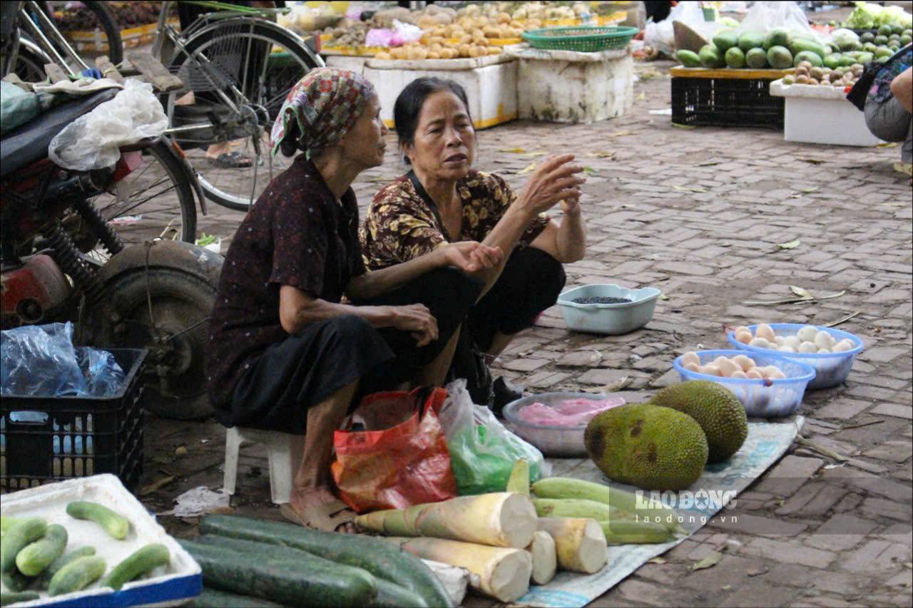 Cho Nom khong chi la noi dien ra hoat dong mua ban, tieng moi chao “mit may dong, rau may dong” ma con la noi nguoi dan lang Nom gap go nhau, tro chuyen ve cong viec mua vu, nha cua. Nhung cau chuyen nho nhat duoi mai cho cu mang den khong khi thanh binh, moc mac dam net thon que.