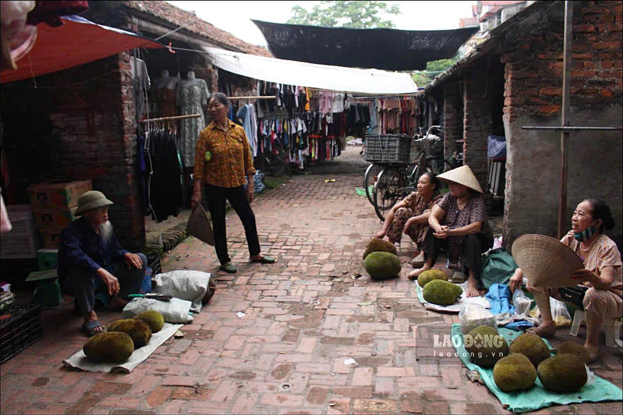 Nguoi dan ngoi duoi mai cho, bay bien hang hoa cua minh ngay tren nhung chiec bao cu de ban. Dang mua qua chin, mit dai, mit mat moi hai toa huong thom ngot ngao duoc cac ong, cac ba bay ban cung loi moi moc mac.