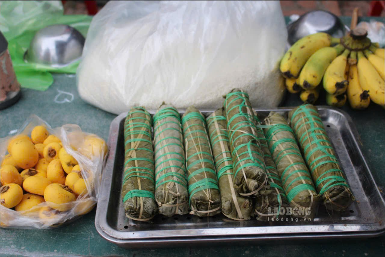 Nhung san pham ban o cho Nom chu yeu la “cay nha la vuon” nhu rau, cu, banh que,...Ngoai ra, cho con co day ban quan ao va nhung vat dung khac nhu chieu, choi…