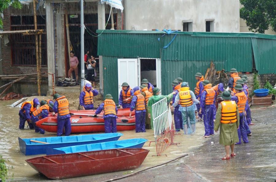 Les forces de police mobilisent des vehicules et des cadres pour aider a evacuer les habitants vers des lieux sûrs. Photo : Quach Du