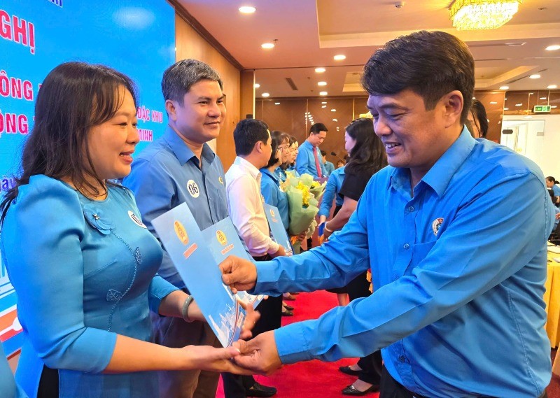 El Sr. Bui Thanh Nhan, presidente de la Federacion Laboral de la Ciudad de Ho Chi Minh, entrego la decision de establecer un sindicato para los presidentes sindicales de salas, comunas y zonas especiales en la ciudad de Ho Chi Minh. Foto: Indonesia
