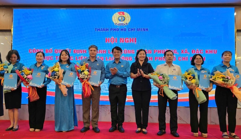 Cac chu tich cong doan phuong, xa, dac khu nhan hoa chuc mung. Anh: Nam Duong