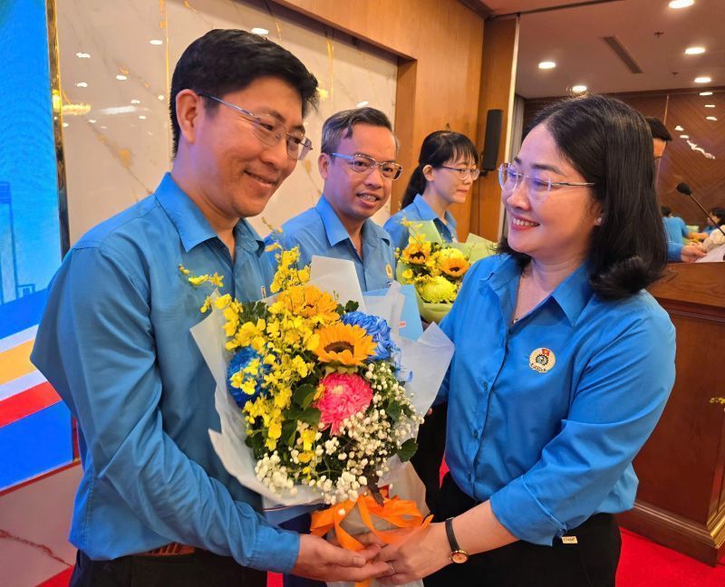 Ba Nguyen Thi Kim Loan - Pho Chu tich LDLD TPHCM - tang hoa chuc mung cac chu tich cong doan phuong, xa, dac khu tren dia ban TPHCM. Anh: Nam Duong