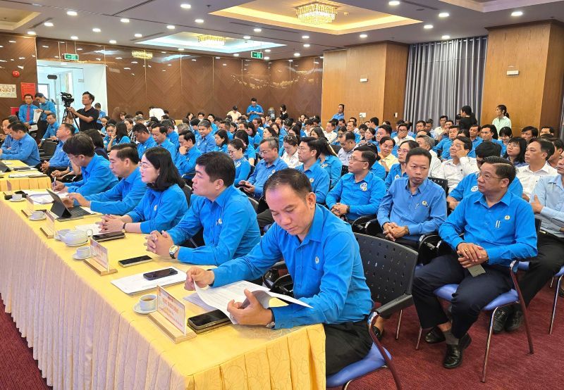 Cac can bo cong doan tham gia hoi nghi. Anh: Nam Duong