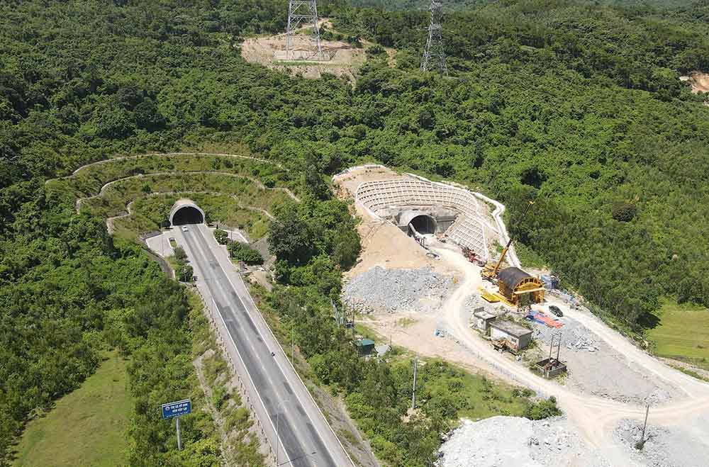 Ống hầm đang thi công nằm ở phía tây hầm Đèo Ngang hiện hữu đã đưa vào khai thác nhiều năm. Ảnh: Vũ Tuấn.