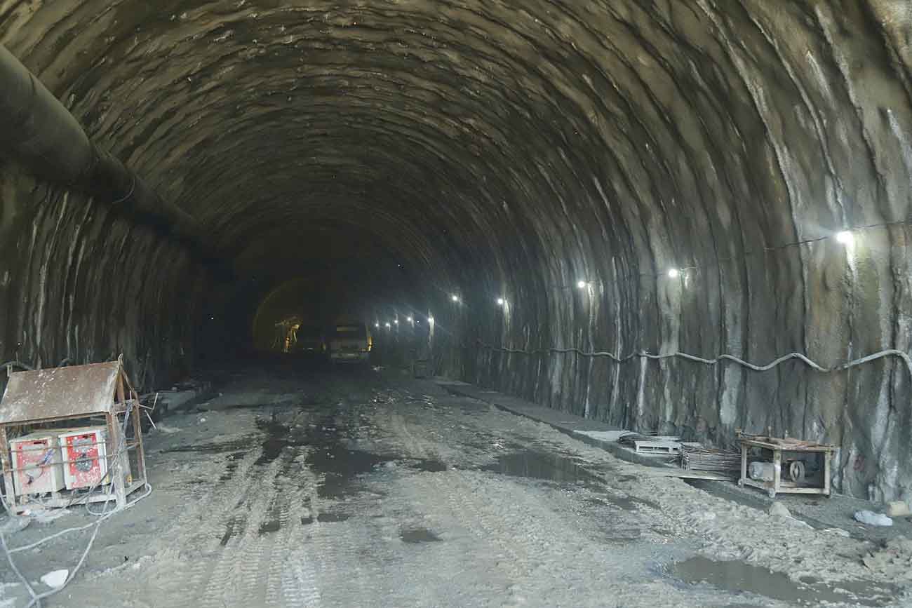Trong tổng chiều dài 555m, hiện còn 20m nữa là sẽ khoan thông ống hầm này. Ảnh: Vũ Tuấn.